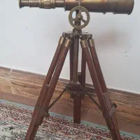 دوربین سه پایه انتیک قدیمی با زوم مناسب