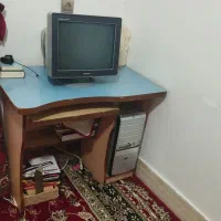 کامپیوتر با میز