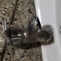 روشویی کاملا سالم وبه همراه شیرآب سالم وبی ایراد