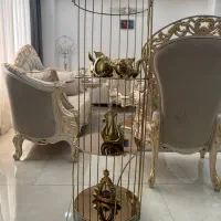 استند طلایی با دکوری طلایی شهرک دانشگاه