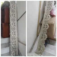 کتیبه و سه میله طلایی یا چوب پرده