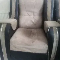 مبل راحتی دست دوم با دوتا میز جلو