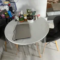 میز سفید و میز مشکی