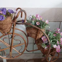سه چرخه چوبی با گل