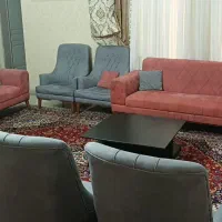 مبل راحتی  تمیز با میز جلو مبلی