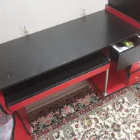 میز تحریر و کامپیوتر
