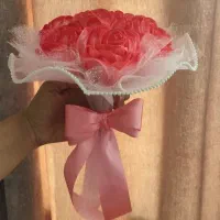 دسته گل تزیین شده با تور لبه مرواریدی
