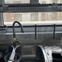 آبچکان ایستاده جلوپنجره