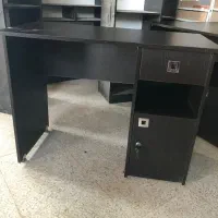 میز تحریر و‌کامپیوتر