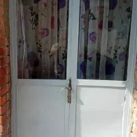 دو تا پنجره ویک درب ورودی فقط درب ورودی شیشه داره