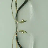 عینک طبی پیدا شده