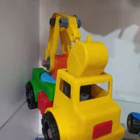 تعدادی اسباب بازی بچه به دلیل عدم استفاده