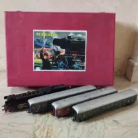 قطار برقی قدیمی و ماکت اتوموبیل ۱/۸۷