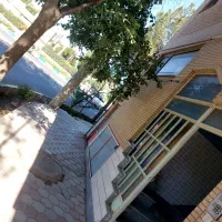 خانه سه‌طبقه سه‌کله نبش میدان و خیابان