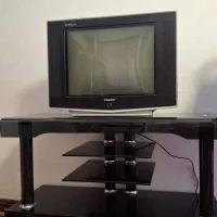 تلوزیون و میز