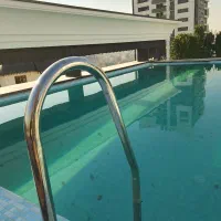 اجرا و نصب فلاشینگ و قرنیزفلزی نما ساختمان