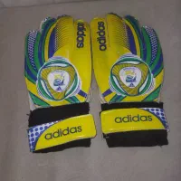 دستکش و  ساق بند  فوتبال  درحد سالم و تمیز