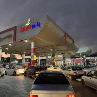 کارگر سکو پمپ بنزین