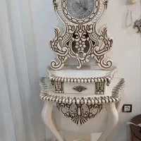 ساعت ایستاده .آینه شمعدان .گنجه.میز تلویزیون