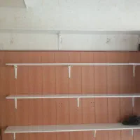 تعدادی قفسه و ویترین مغازه
