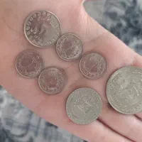 تعدادی سکه و اسکناس