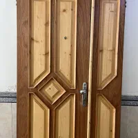 درب چوبی آپارتمانی و گارد آهنی فرفورژه در حد نو