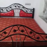 تخت خواب دونفره نو نو قرمز با تشک کاملا
