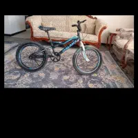 دوچرخه و صندلی ماشین کودک