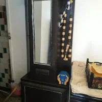 ی دستگاه هود و ی عدد جا کفشی اینه دار ایستاده