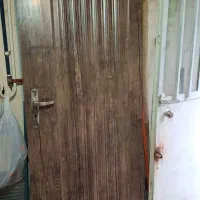 درب چوبی و آهنی و سینک ظرفشویی