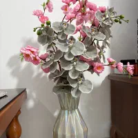 گلدان و گل مصنوعی