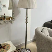 آباژور ایستاده