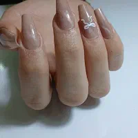 خدمات کاشت ناخن