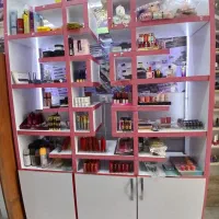 ویترین مغازه لوازم آرایشی