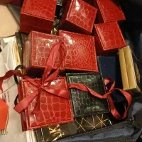 تعدا زیاد جعبه های نفیس جواهرات و طلا