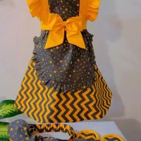 پیشبند دکمه دار، هدسر و دمپایی