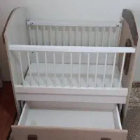 تخت خواب کنار مادر
