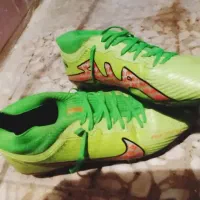 کفش فوتبال یکبار پا خورده
