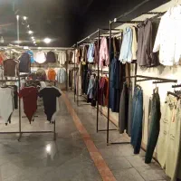 یک فروشنده پوشاک گلی خیابان حکیم واتو کار درتولیدی