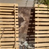 ۲ عدد تخت یکی چوبی و دومی فلزی حیاطی مسقف