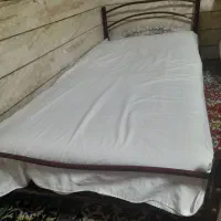 تخت یک نفره فرفروژه زرشکی کارکرده