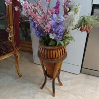 گلدان چوبی بامبو و پر از گل های خارجی