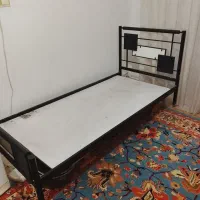 تخت فلزی به همراه چوب زیرش