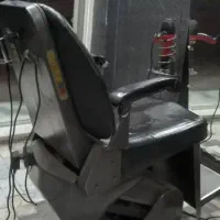 صندلی و آینه قدی آرایشگاه