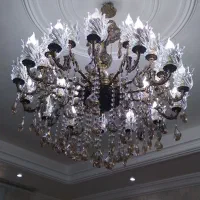 لوستر برنجی ۱۴ شاخه دوبل یعنی ۲۸ تا لامپ میخوره