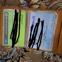یک عدد کیف کارت با تعدادی کارت بانکی