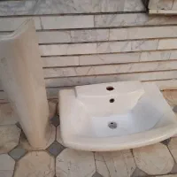 روشویی به همراه پایه مربوطه