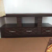 میز چوبی زیر تلوزیون