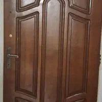 درب ورودی آپارتمان  و درب سرویس بهداشتی