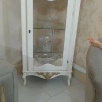 گنجه چوبی سفید  سالم‌تمیز  فقط  شیشه بیرونش شکسته